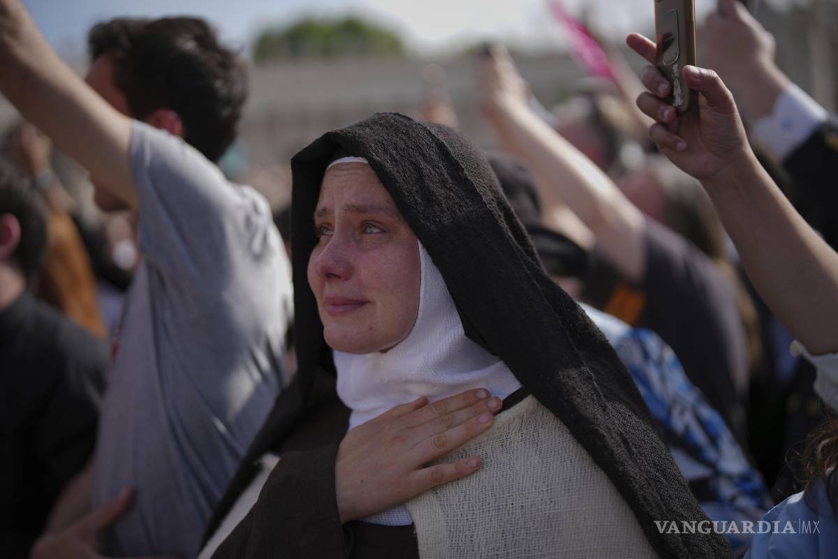 $!Una monja llora al paso del cuerpo del papa Francisco hacia la basílica de San Pedro en el Vaticano donde será velado tres días.