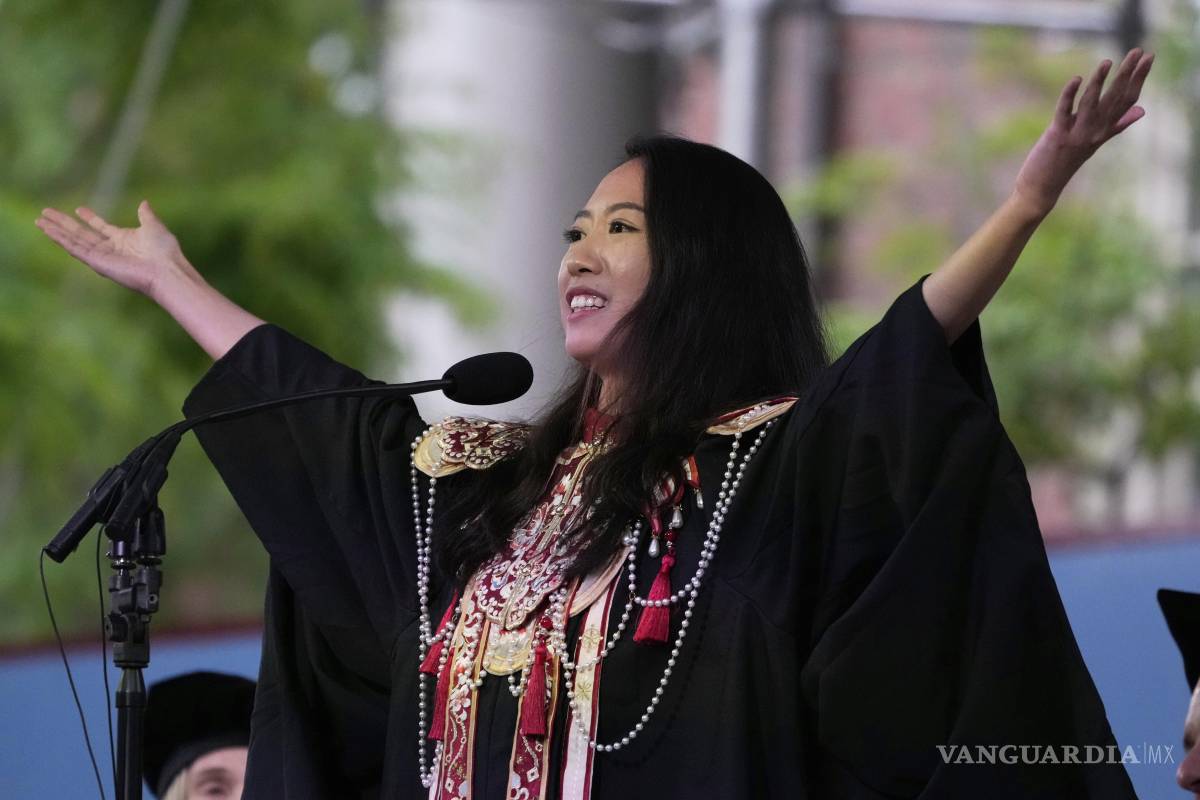 $!Yurong “Luanna” Jiang se dirige a sus compañeros durante la ceremonia de graduación en la Universidad de Harvard en Cambridge, Massachusetts.