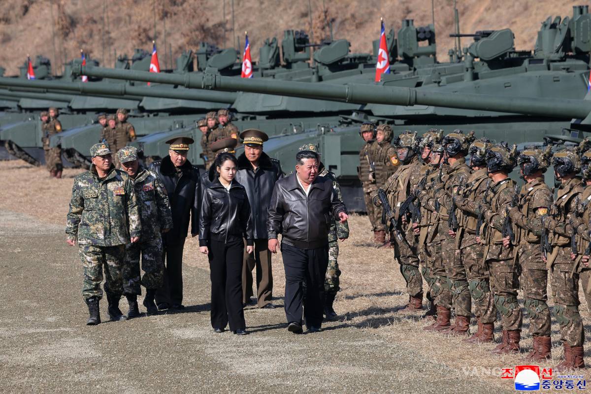 $!El gobierno norcoreano, su líder, Kim Jong Un y su hija, supuestamente llamada Kim Ju Ae, visitan una base de entrenamiento militar en Corea del Norte.