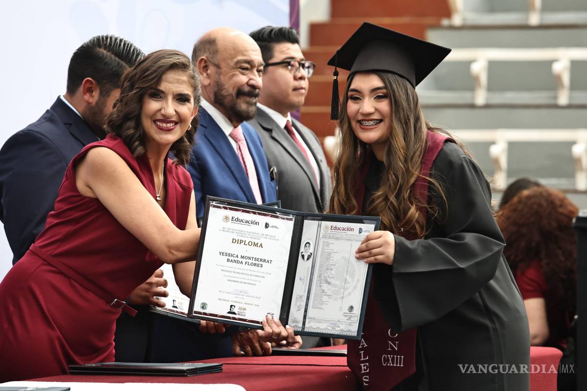 $!La directora reconoció el apoyo de familias y docentes en la formación de los nuevos profesionistas.
