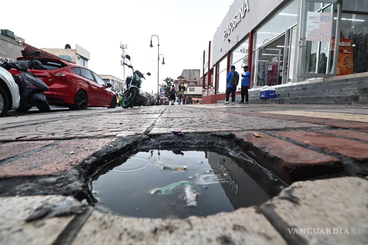 $!A pesar de innumerables reportes sobre el mal estado de las banquetas del centro de la ciudad, la autoridad, ni los propietarios de los predios corrigen las condiciones.