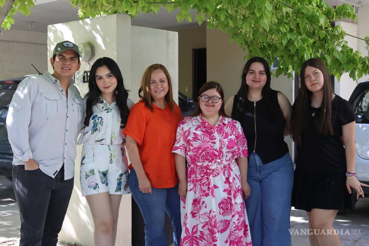 $!Brely junto a su familia, la cual entendió que tenían que tratarla como a una más, sin ayudas. Para la familia, principalmente sus padres, también fue un reto vencer la discriminación.