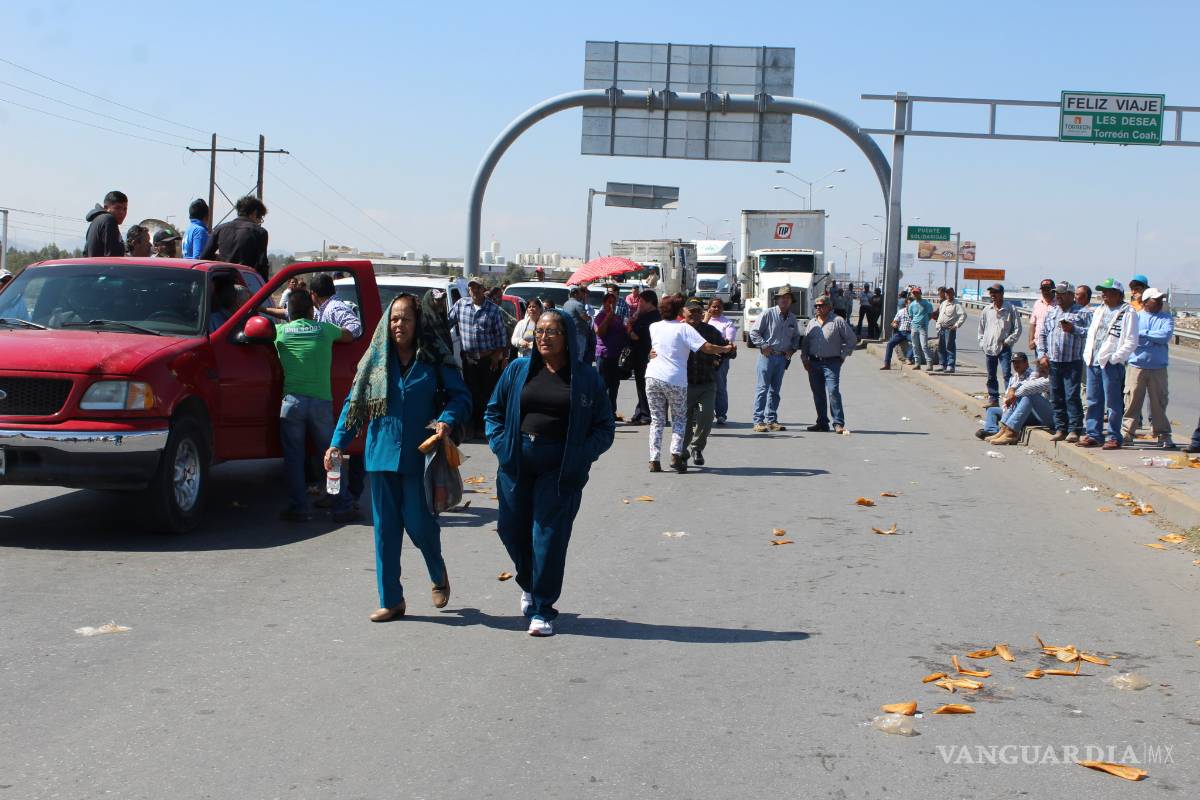 $!Productores bloquean periférico, exigen baja en precio de insumos