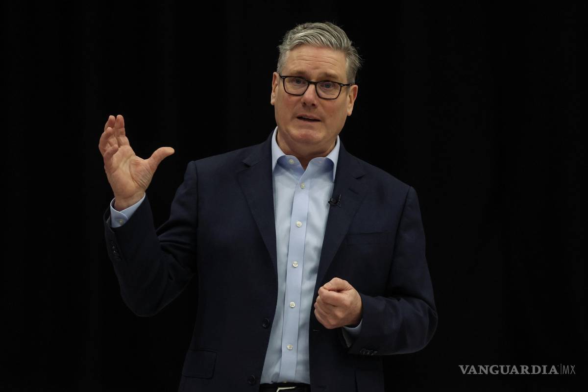 $!El primer ministro británico, Keir Starmer, habla con estudiantes y personal durante en el campus de la Academia Walbottle en Newcastle-upon-Tyne.