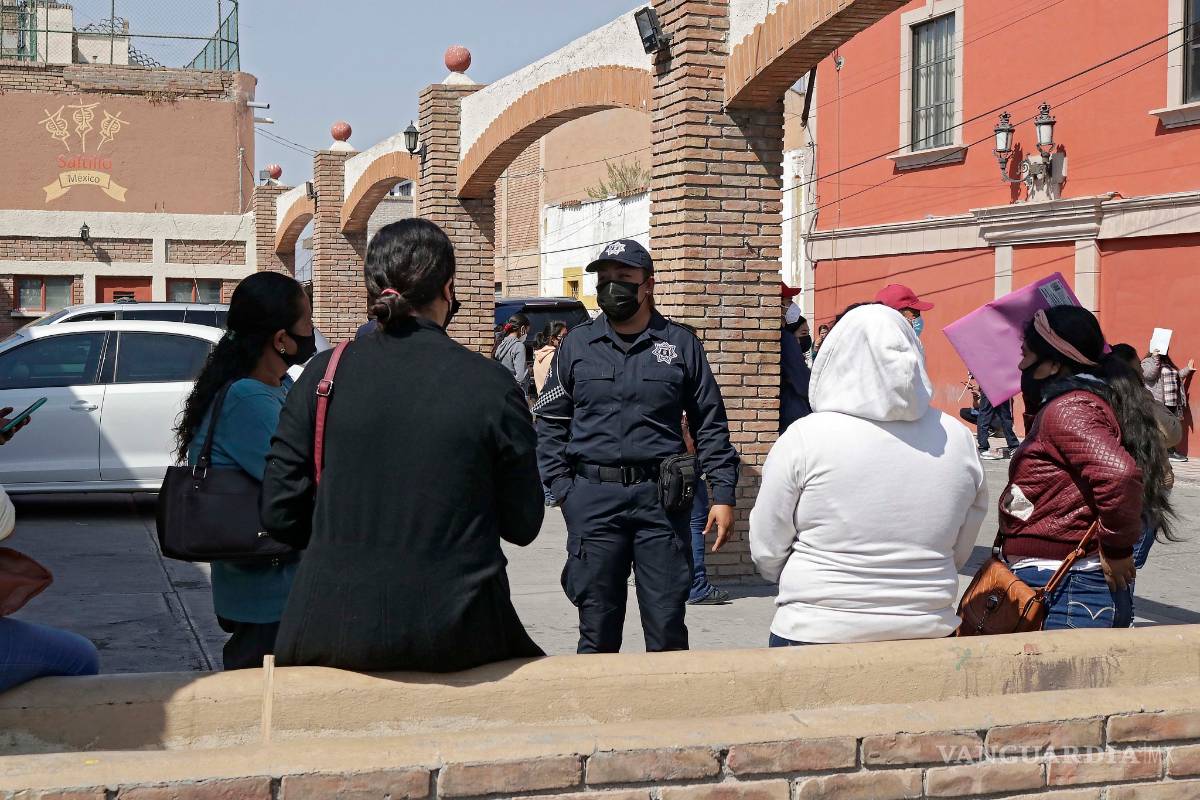 $!Largas filas en INE Saltillo el último día de trámite de la credencial