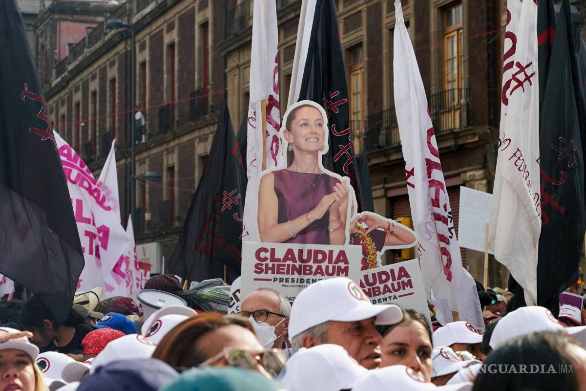 $!Una figura de cartón de la candidata presidencial de Morena Claudia Sheinbaum sobresale por encima de los simpatizantes que asisten en el Zócalo de CDMX.