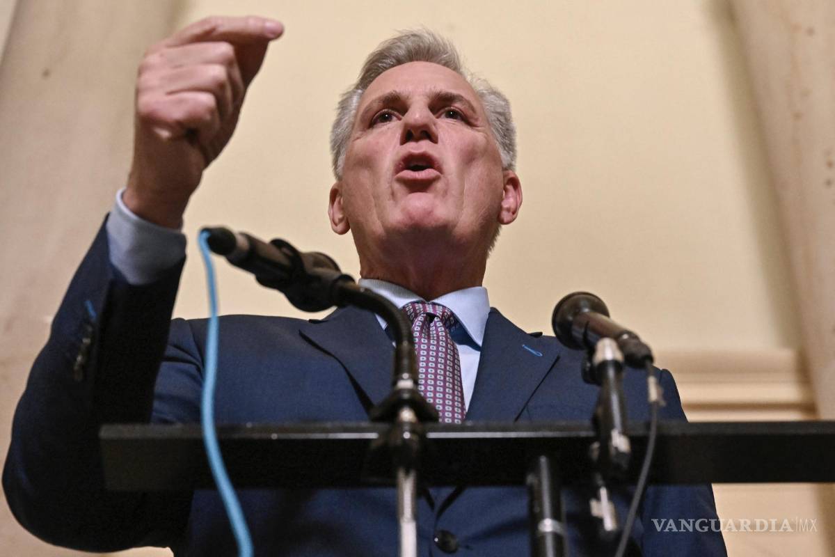 $!El presidente de la Cámara de Representantes, Kevin McCarthy habla con los periodistas después de reunirse con el presidente Joe Biden en el Capitoli.