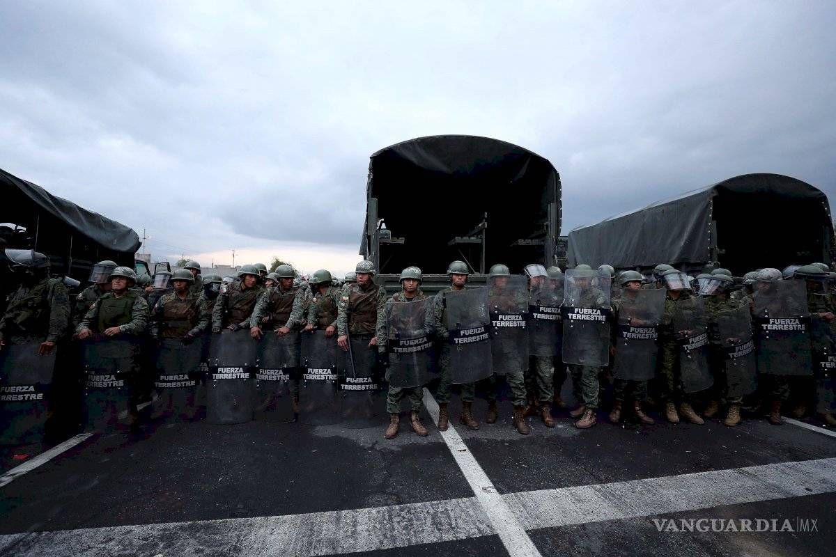 $!Se recrudecen protestas en Ecuador; militares exigen a periodistas desalojar el palacio de Gobierno