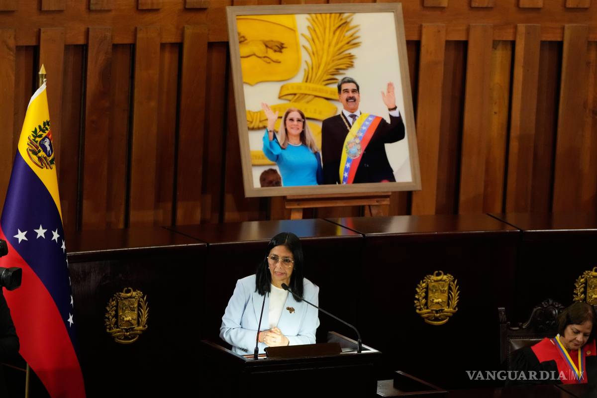 $!La presidenta encargada de Venezuela, Delcy Rodríguez, habla bajo una imagen enmarcada del expresidente Nicolás Maduro y su esposa, Cilia Flores, durante una ceremonia de apertura del nuevo año judicial.