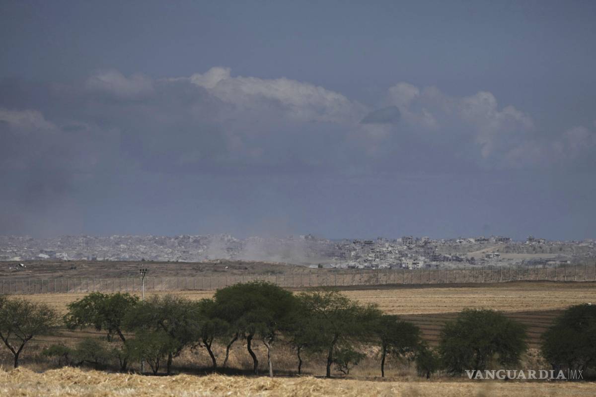 $!Humo de un bombardeo israelí se eleva sobre los edificios en el norte de la Franja de Gaza, visto desde el sur de Israel.