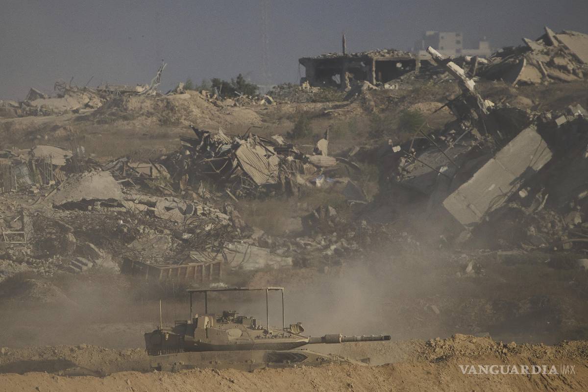 $!Soldados israelíes conducen un tanque dentro de la Franja de Gaza visto desde el sur de Israel. El ejército avanza con sus planes de realizar una gran ofensiva.