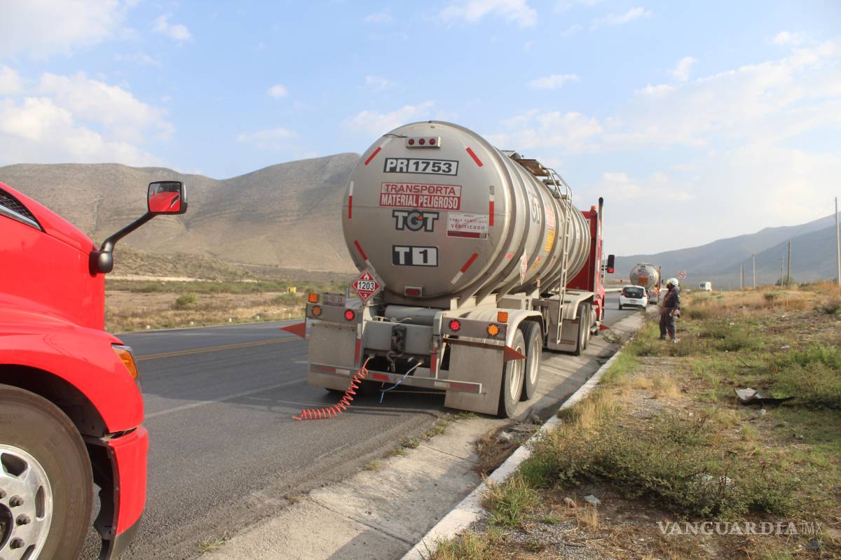 Tanque de diésel de tráiler se desprende y vuelca en la carretera Saltillo-Zacatecas
