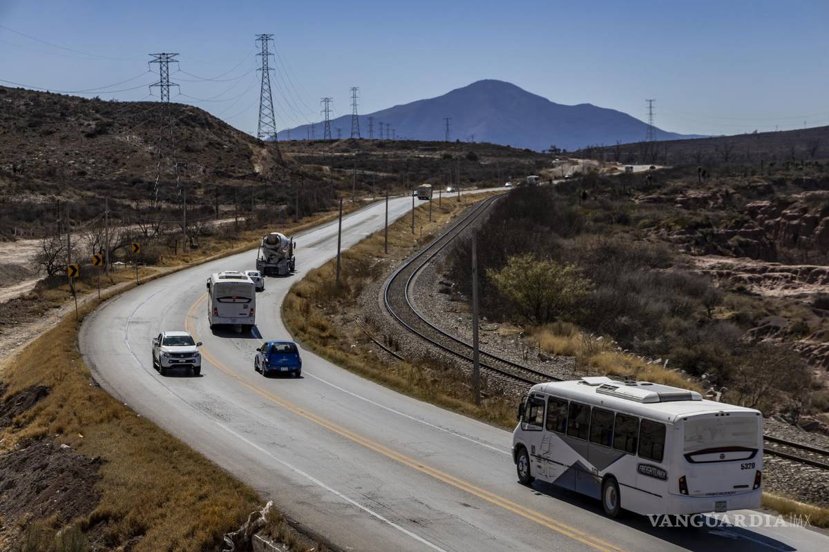 $!Deslaves y constantes reparaciones son otro factor que exhibe el rezago de las carreteras ante la demanda vehicular.
