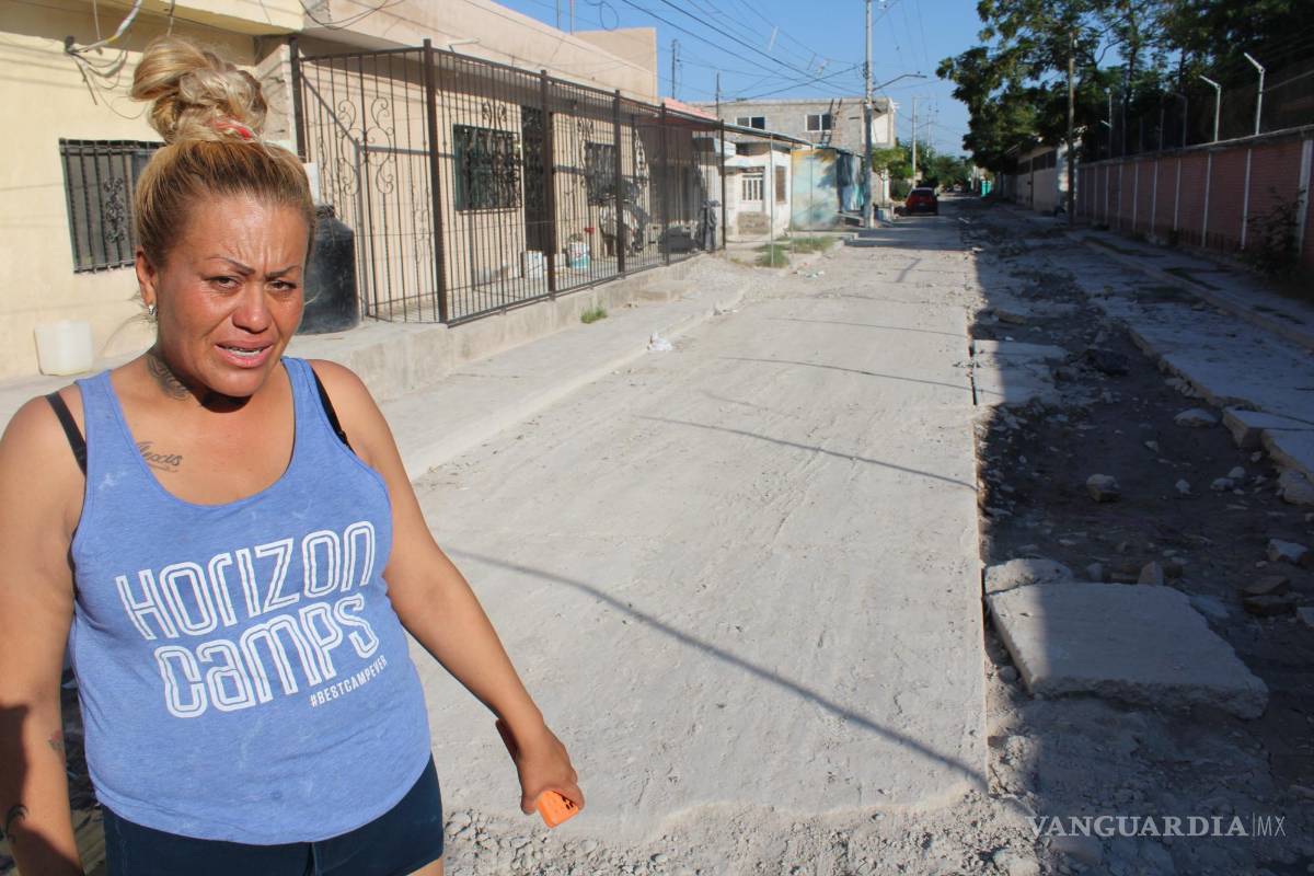 $!La señora Mayra Yáñez, vecina de la colonia Santiago Ramírez, asegura que dos lavadoras y un refrigerador se le echaron a perder por la lluvia que entró a su casa