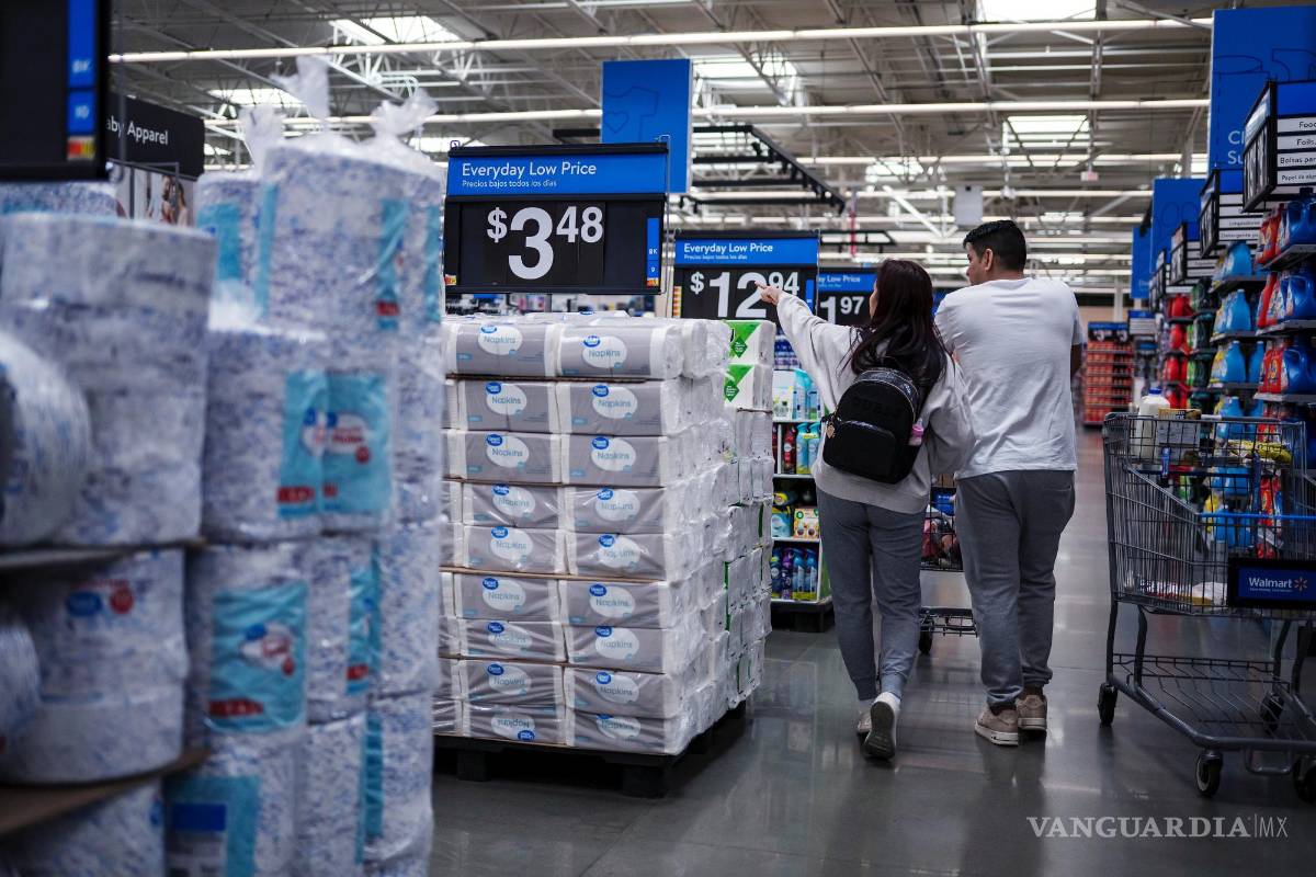 $!Una pareja pasa junto a servilletas y platos de papel en el Walmart Supercenter de Teterboro, Nueva Jersey. La estrategia de política económica del presidente, hasta el momento, está sacudiendo los mercados, las empresas y los consumidores.