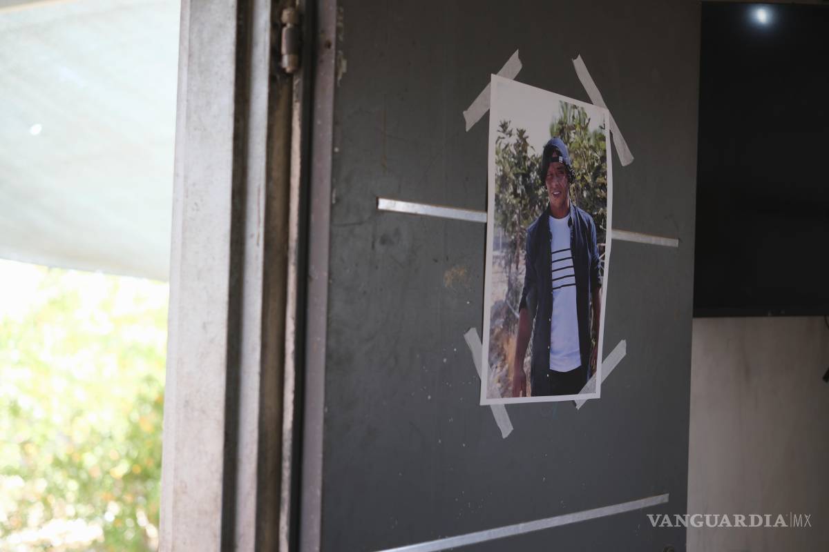 $!Fotografía de Awdah Al Hathaleen, quien, según testigos, fue asesinado por un colono israelí, en la entrada de su casa en la aldea de Umm al-Khair, Cisjordania