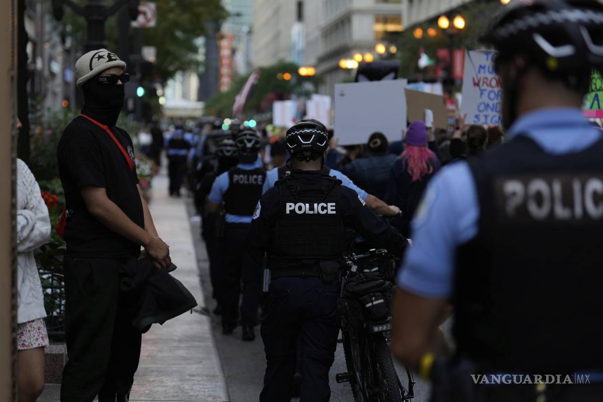 $!La policía acompaña a los manifestantes durante la protesta Chicago dice No a Trump, no a las tropas.