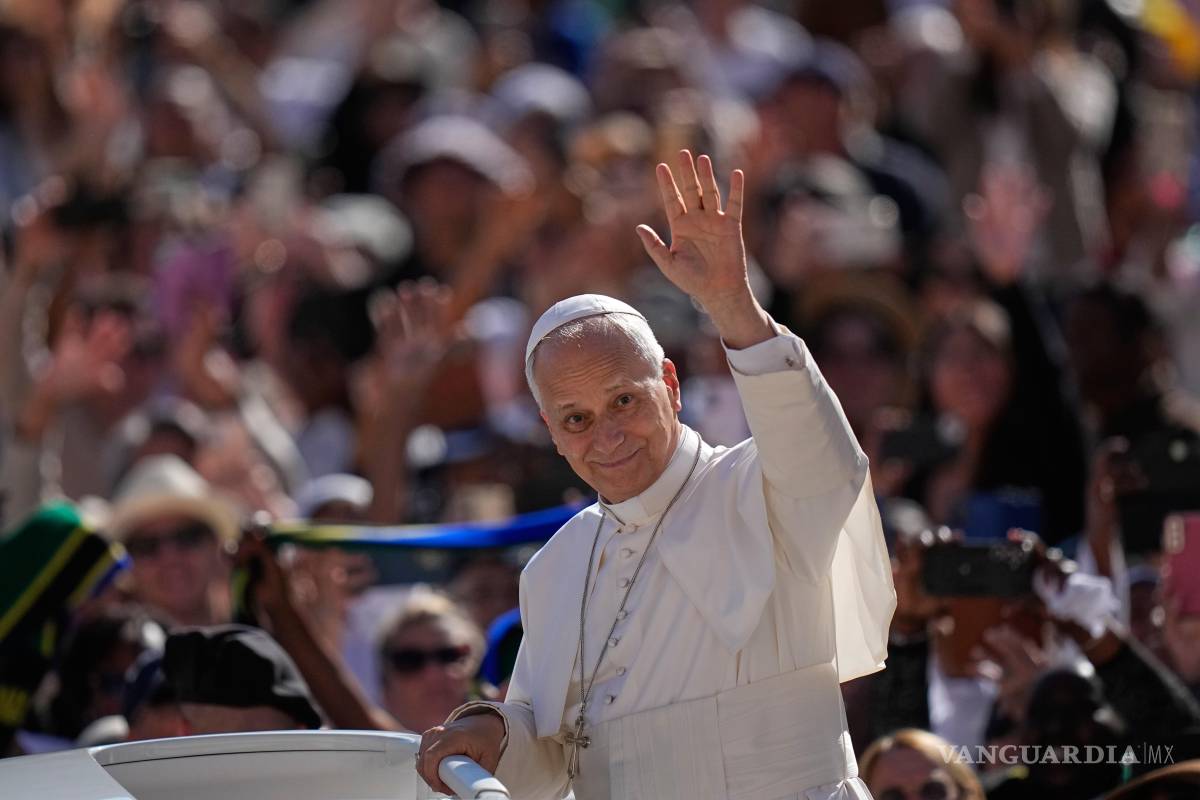 $!El papa León XIV llega a su audiencia general seminal en la Plaza de San Pedro, en el Vaticano, el miércoles 23 de septiembre de 2026.