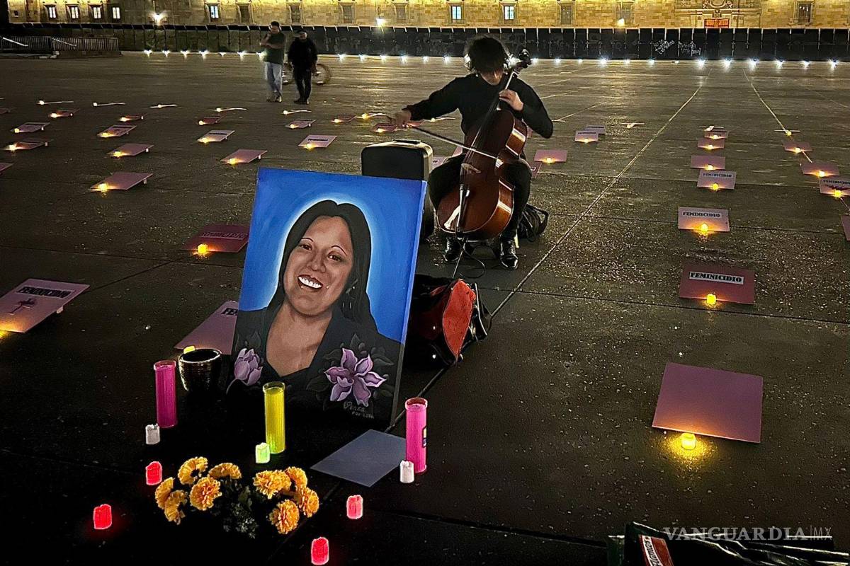 $!Aspectos de la velada que se realiza en el Zócalo capitalino para exigir justicia por las mujeres desaparecidas y victimas de feminicidios.