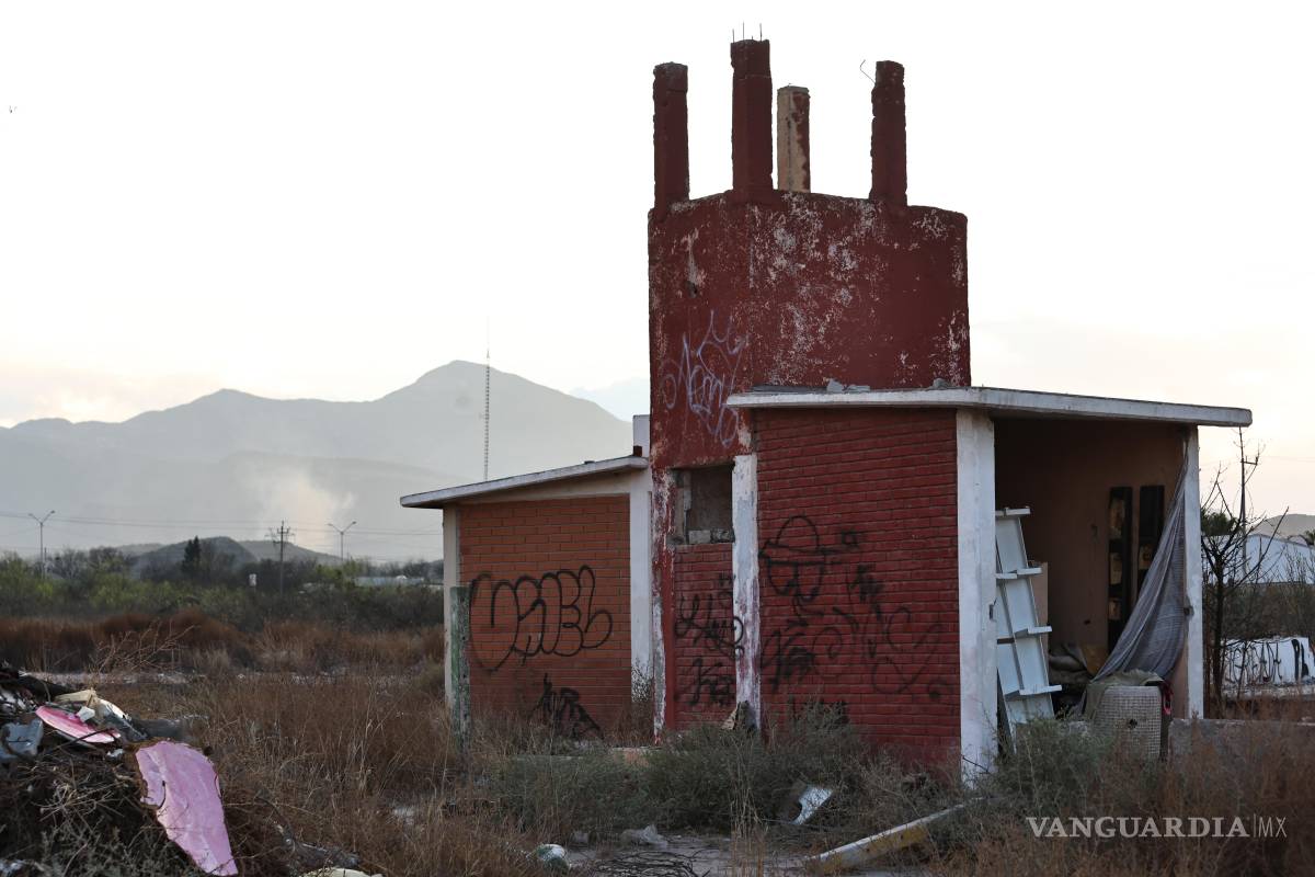 $!Vecinos aseguran que el inmueble abandonado es utilizado por personas para resguardarse, lo que ha incrementado la preocupación por temas de seguridad y salubridad.