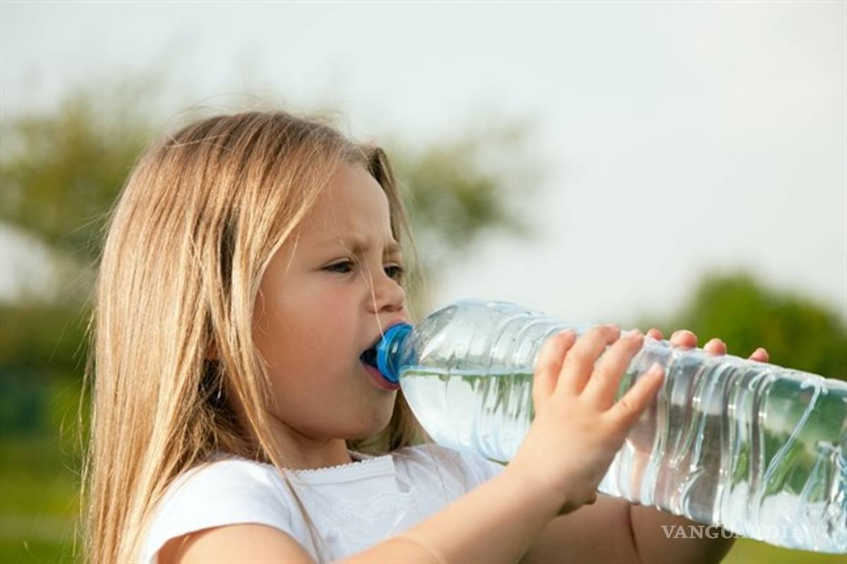 ¿Cuánta agua debería tomar tu hijo según su edad y por qué?