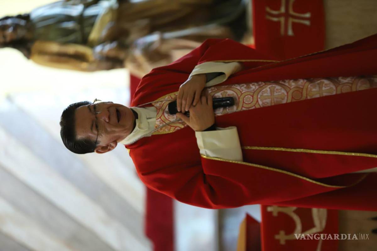 Realizan bendición de gargantas en Saltillo; ‘también es vacuna contra el COVID-19’, dicen feligreses