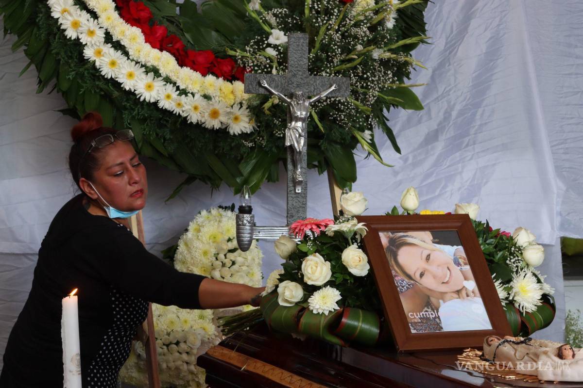 $!Familiares y amigos de Margarita Ceceña; quien presuntamente fue quemada viva por familiares por la disputa de un casa en Cuautla, Morelos, fue velada en la casa de una de sus hermanas y enterrada en el panteón de San Isidro.