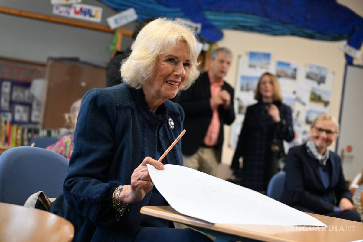 $!Camilla, la reina consorte, muestra la imagen que dibujó con los niños durante su visita a una escuela en Hamburgo, Alemania, el 31 de marzo de 2023.