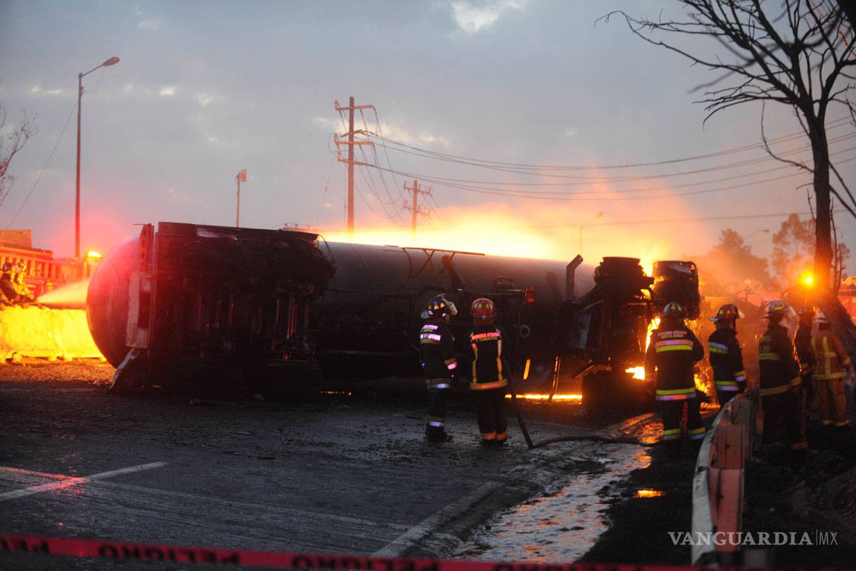 Un muerto y 19 heridos por explosión de pipa en Tlalnepantla