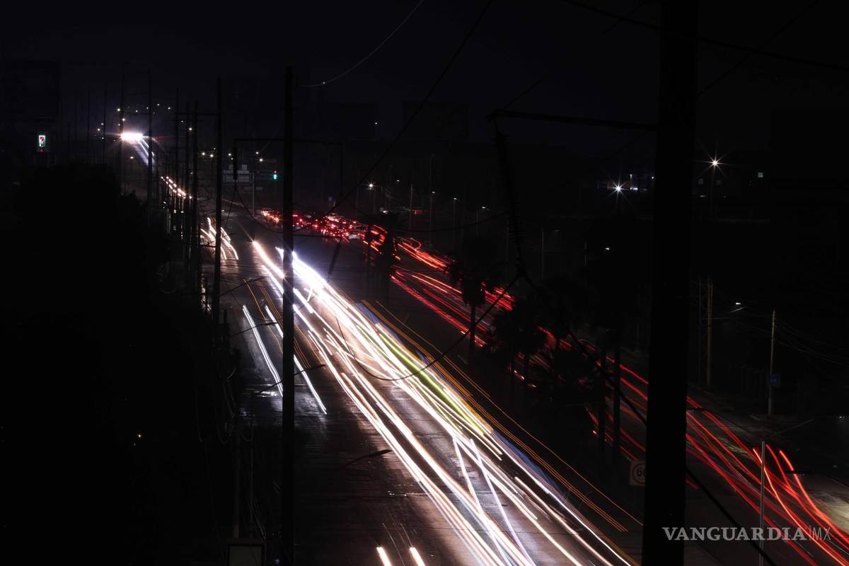 $!El flujo constante de vehículos y el alumbrado vial intensifican la contaminación lumínica en los bulevares principales.