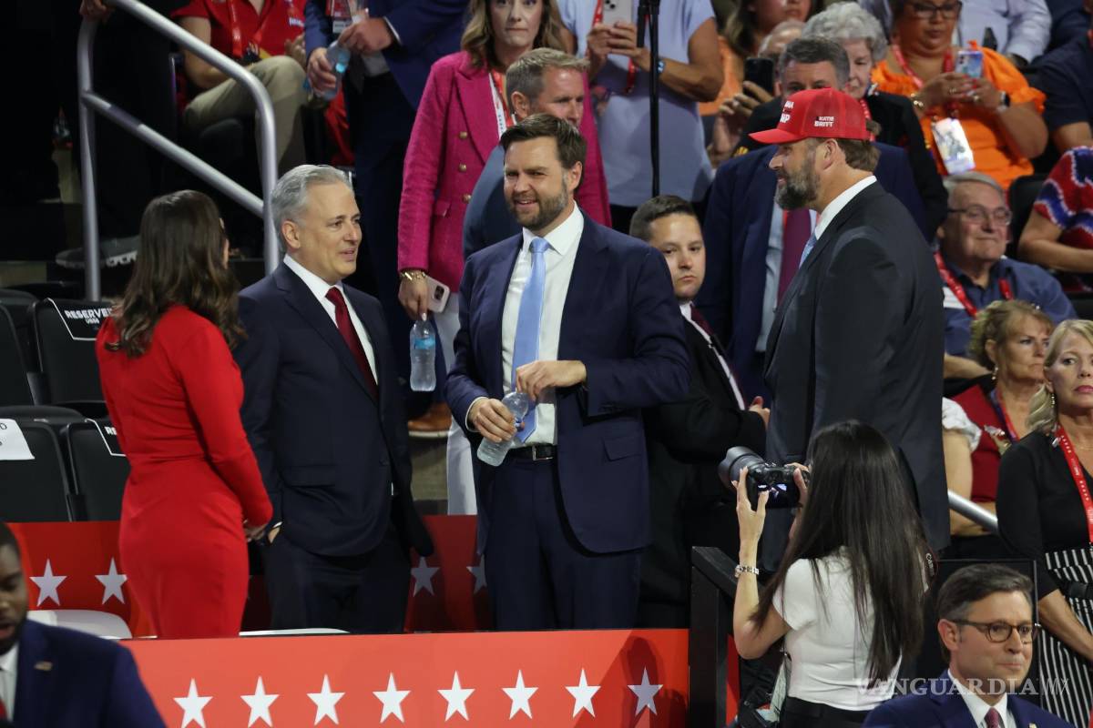 $!El senador republicano por Ohio J.D. Vance acompañado por David Sacks, segundo a la izquierda, el inversionista en tecnología y presentador de podcasts.