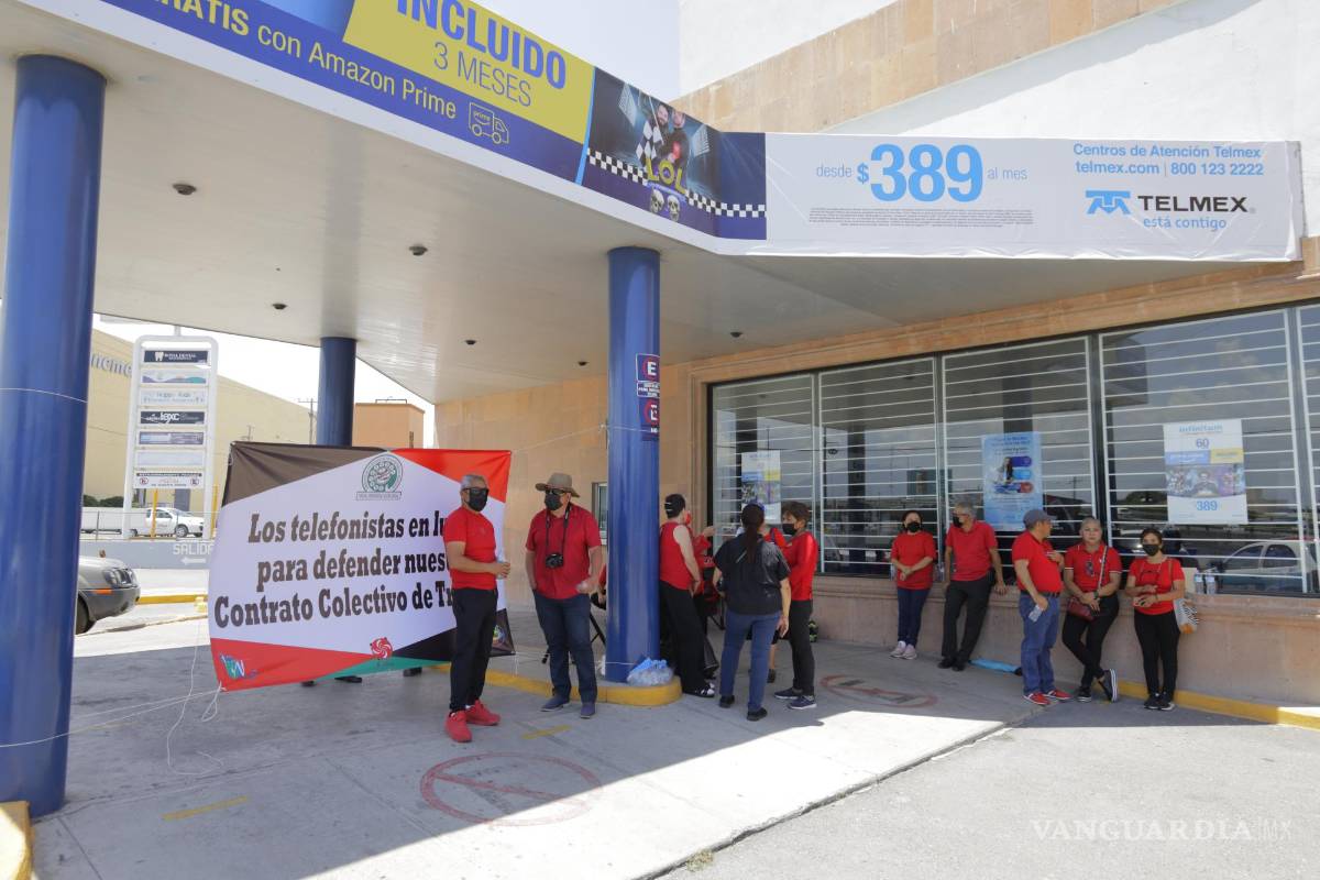 $!Trabajadores del sindicato de Telmex colocaron banderas rojinegras.