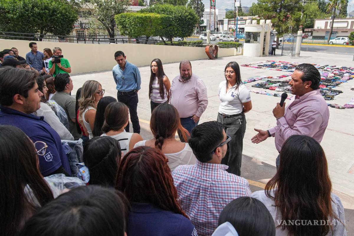 $!Autoridades universitarias y estudiantes participaron en el cierre de la colecta realizada durante los últimos meses.