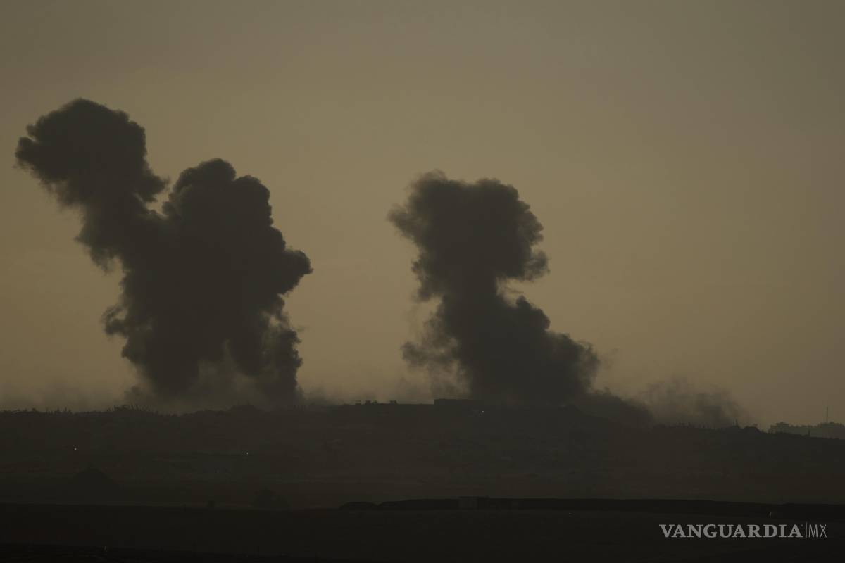 $!El humo se eleva hacia el cielo tras un ataque militar israelí en la Franja de Gaza, visto desde el sur de Israel.