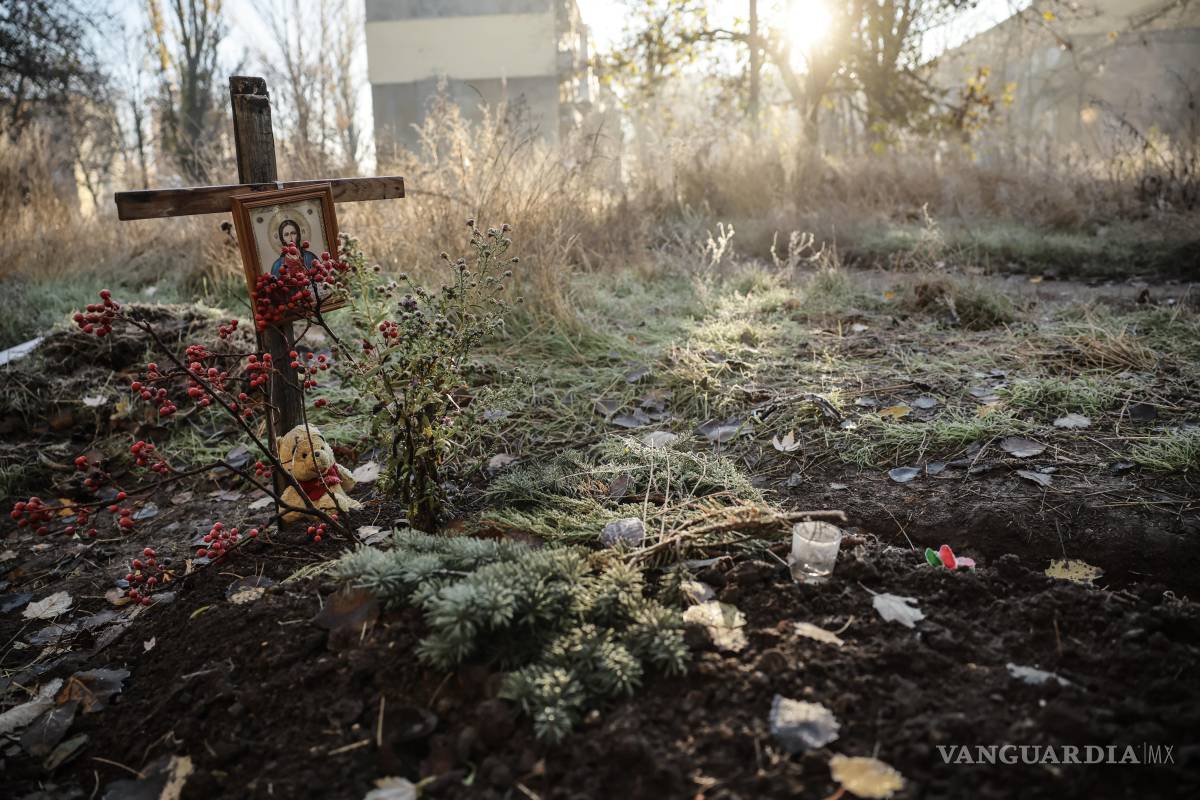 $!Ttumba de un civil en el patio de las casas residenciales dañadas en la ciudad de Kostyantynivka, en primera línea del frente, en la región de Donetsk, Ucrania.