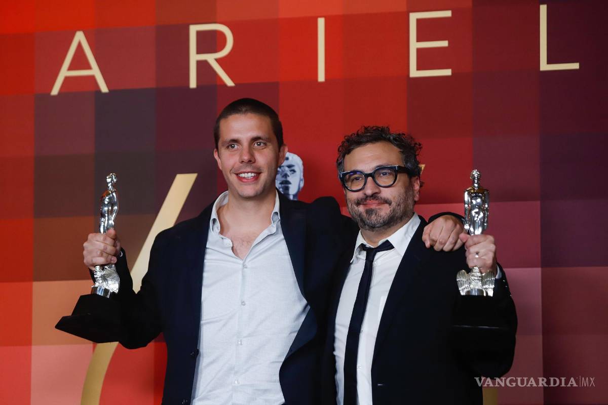 $!Los directores de cine David Gaytán (i) y Alonso Ruizpalacios (d) con su Ariel a mejor guión adaptado por Una película de policías.