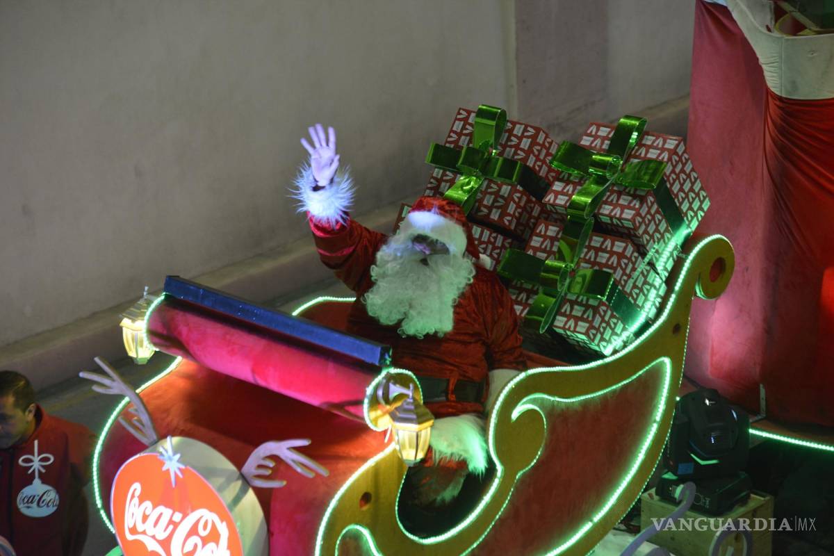 Caravana Coca Cola ilumina la Navidad de Saltillo; la magia de creer ya es tradición