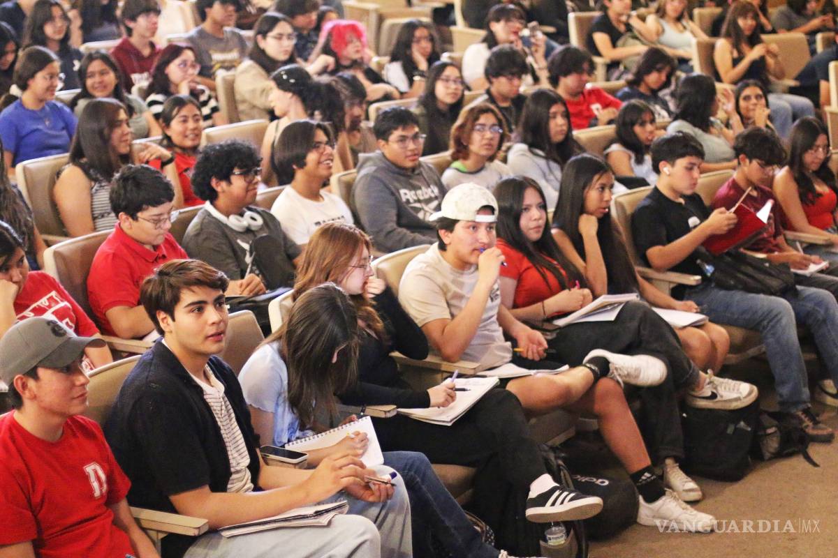 $!Estudiantes de diversas facultades de la UAdeC participaron activamente en la charla sobre salud mental.