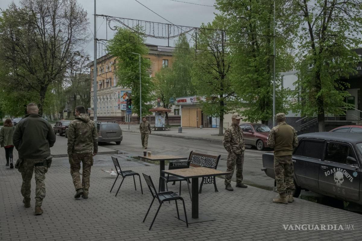$!Soldados ucranianos hablan entre sí cerca de un café en el centro de Slovyansk, Ucrania.