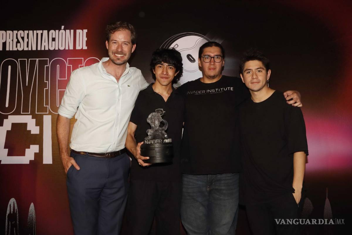 $!Esteban Garza Fishburn, rector de la Universidad Carolina, estuvo presente en el evento y fue parte del panel de expertos que votaron. Ulises Valencia, director del Invader Institute, hizo entrega de la estatuilla.