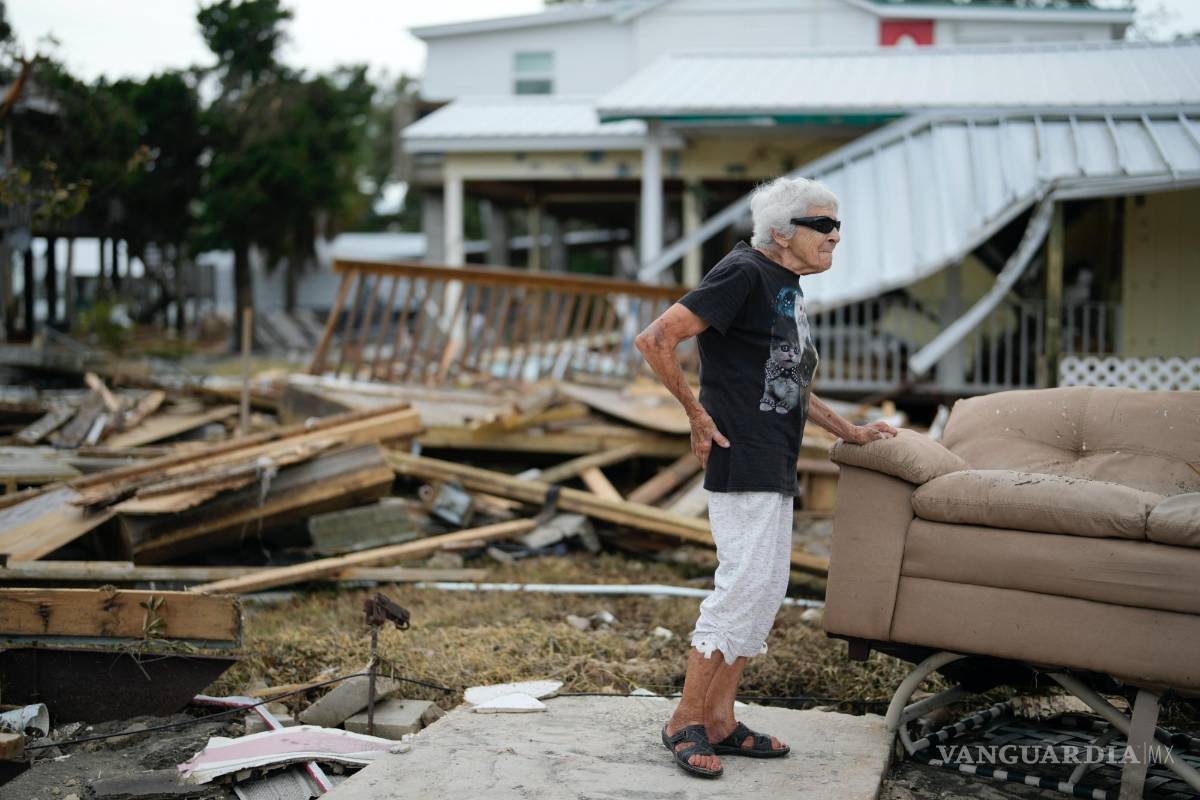 $!Tina Brotherton, de 88 años, observa los restos de su negocio, Tina’s Dockside Inn, que quedó completamente destruido por el huracán Idalia en Horseshoe Beach.