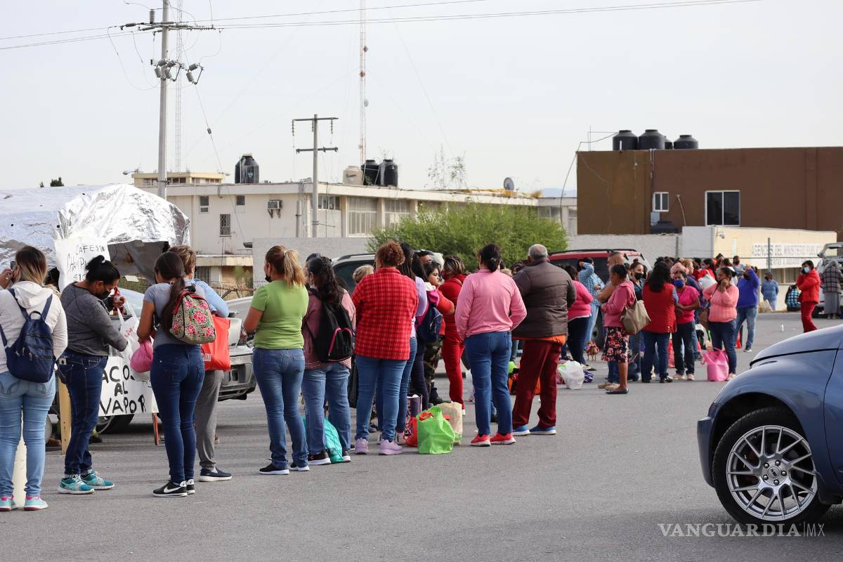 $!Familiares de los internos en el Centro Penitenciario Varonil de Saltillo hacen fila los días de visita para llevar ropa, medicamentos y artículos de limpieza. Artículos que, dicen, debería proveer la autoridad.