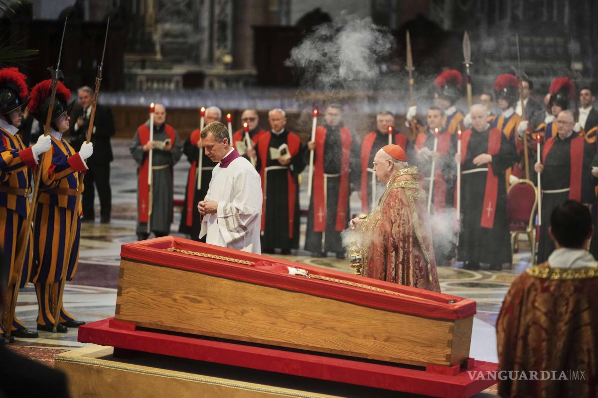 $!El cardenal y camarlengo del Vaticano Kevin Joseph Farrell, en el centro a la derecha, quema incienso en torno al cuerpo del papa Francisco.