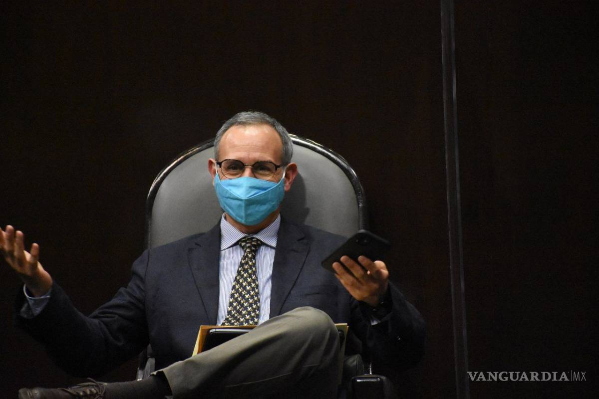 'Tener las escuelas cerradas es un retroceso', TV Azteca de nuevo contra Gatell