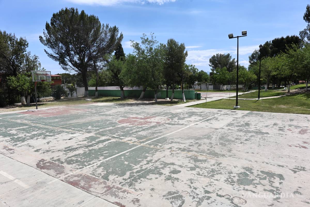 $!Una cancha de básquetbol con el piso completamente deteriorado no incentiva la práctica del deporte.