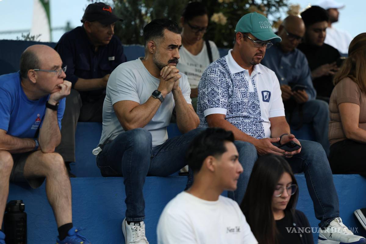 $!Los padres de familia y espectadores acompañan a los atletas durante los primeros partidos, celebrando el espíritu deportivo y la convivencia que promueve este torneo familiar en Saltillo.