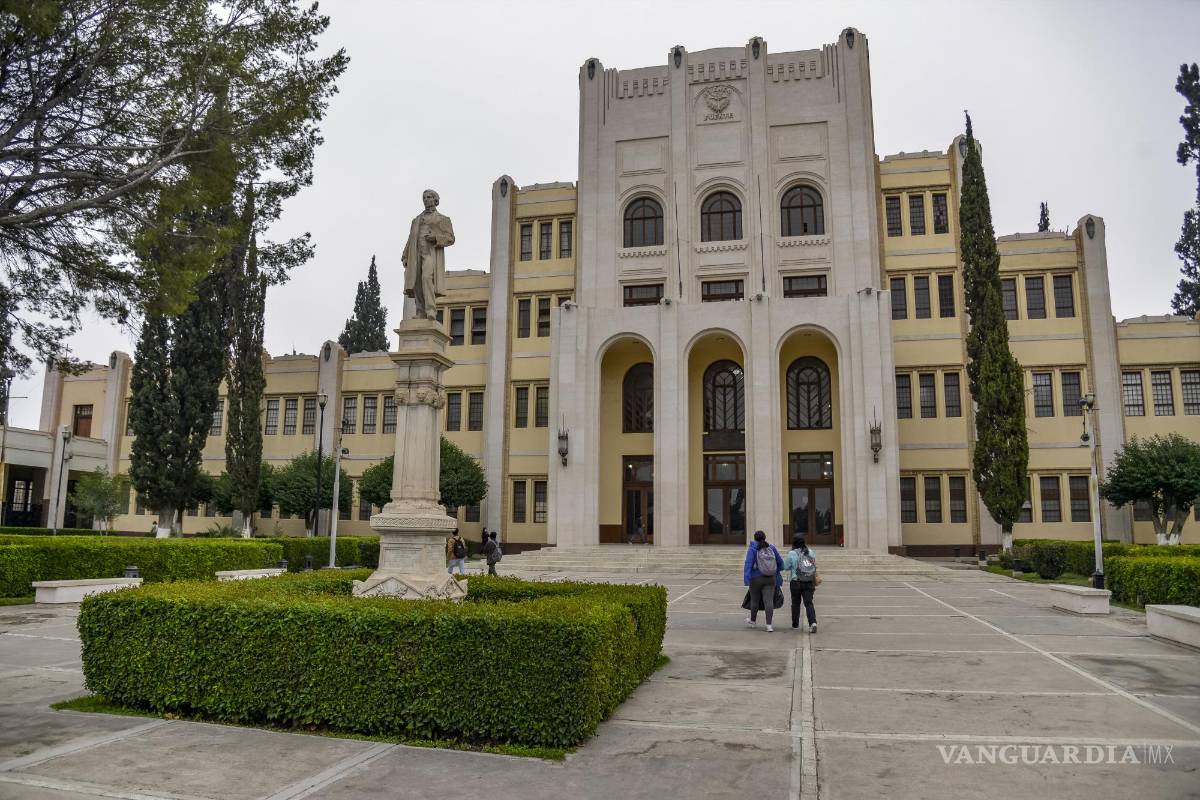 $!La preparatoria más antigua de México es un orgullo de los saltillenses, pero más de los estudiantes que han desfilado por sus aulas.