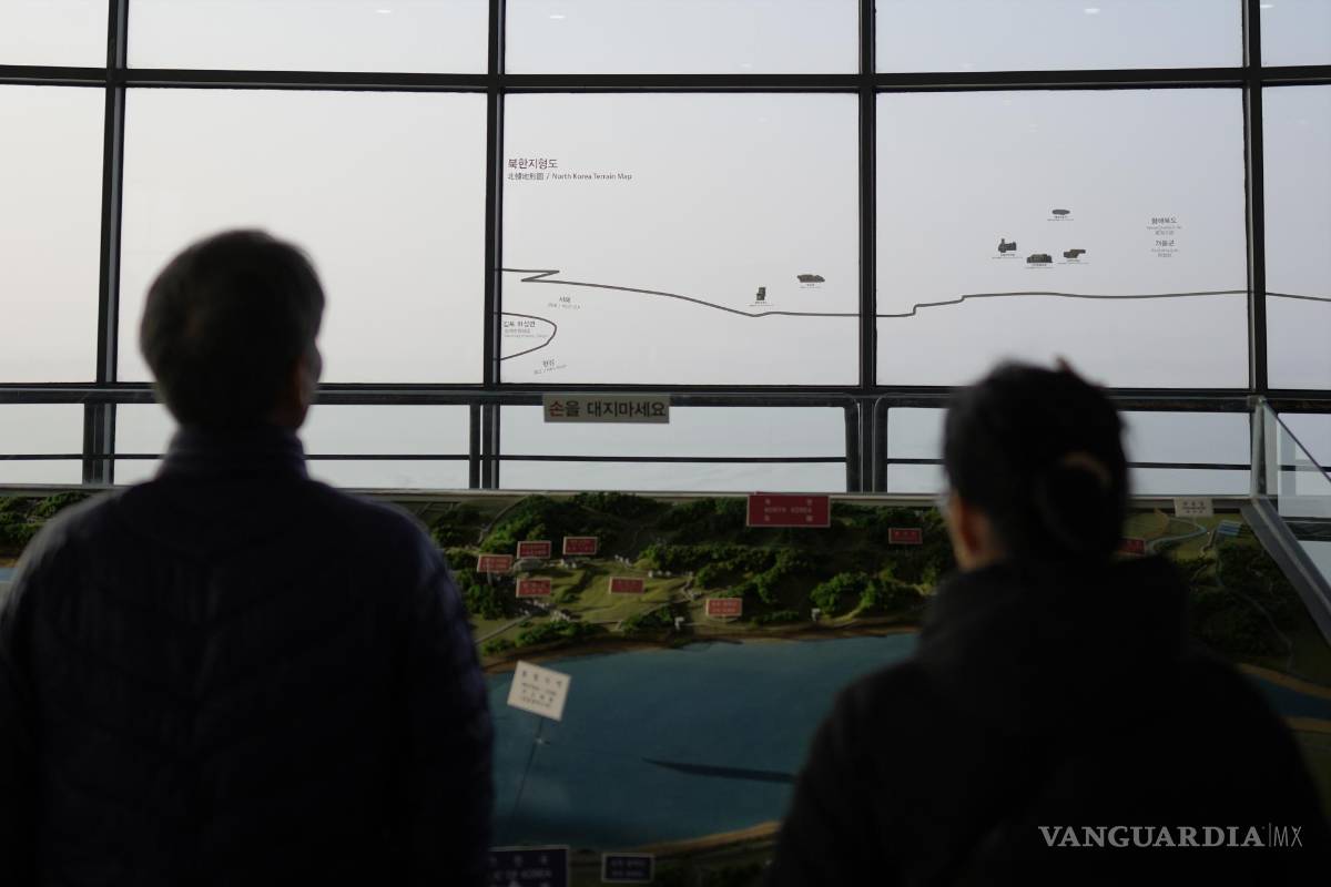 $!Visitantes observan el lado norcoreano desde un observatorio en Paju, Corea del Sur, este 5 de enero.