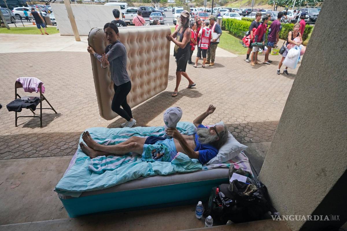 $!Thomas Leonard en un colchón hinchable en un centro para evacuados habilitado en el War Memorial Gymnasium, luego de que su casa en Lahaina se quemara.