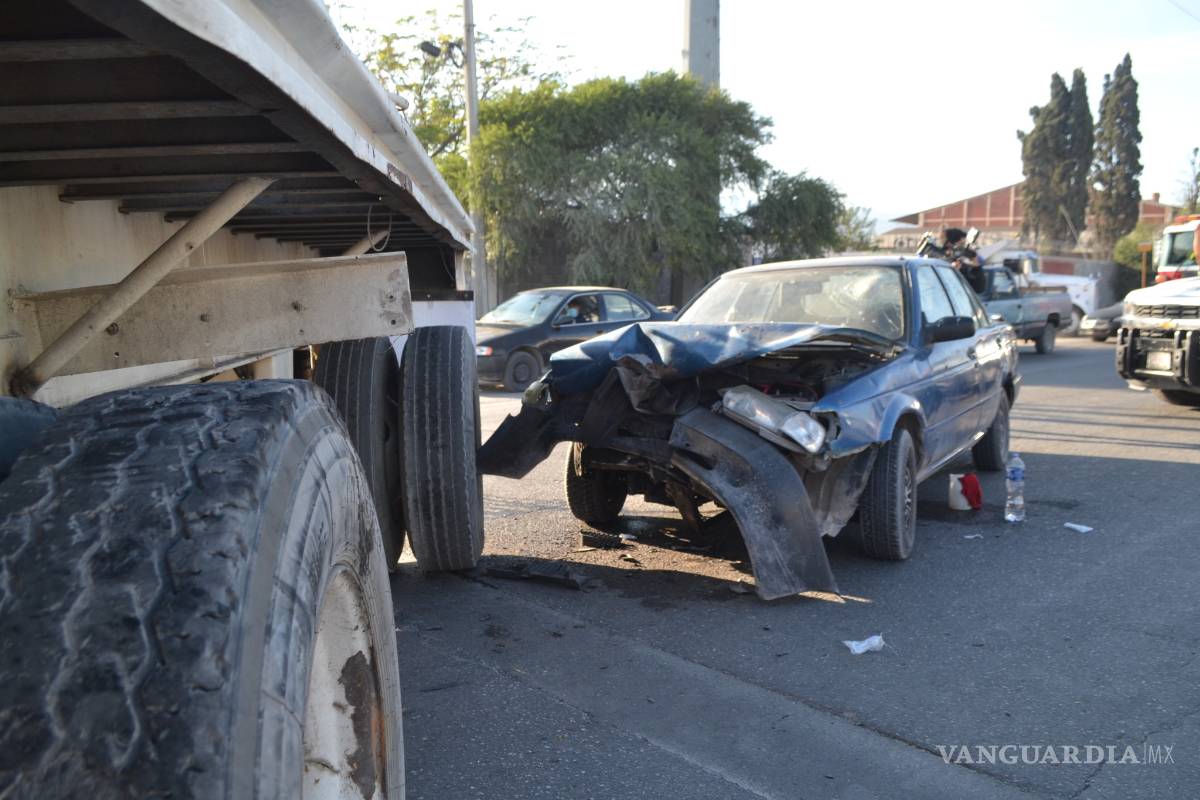 Se estampa auto contra plataforma de tráiler